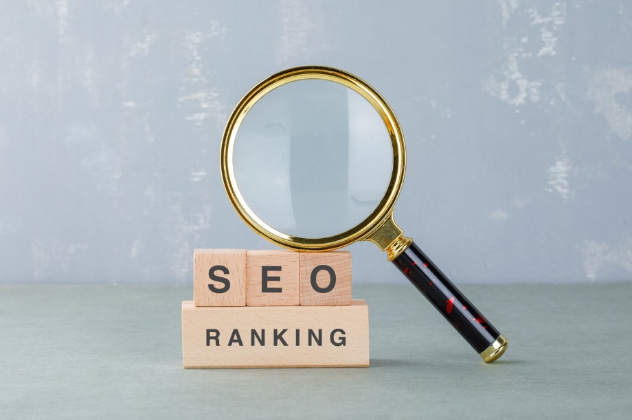 Magnifier over SEO ranking wooden blocks