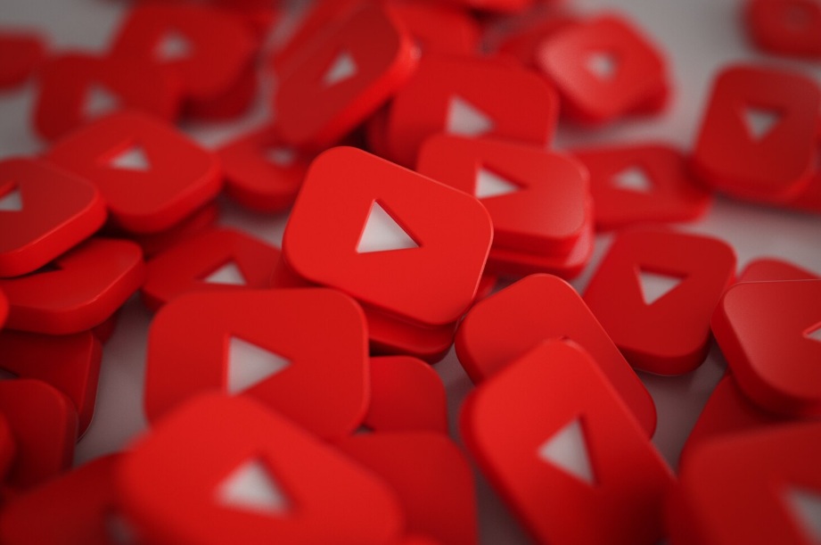 Pile of 3D play buttons from YouTube