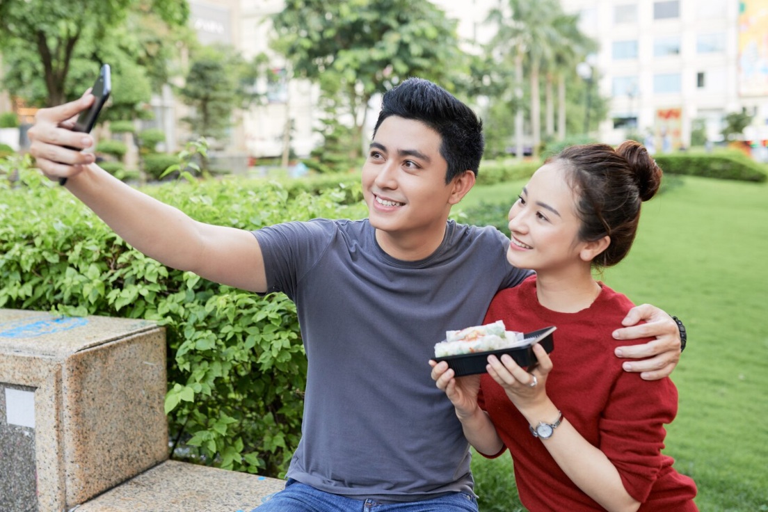 Couple of Vietnamese sharing a street food photo on Zalo
