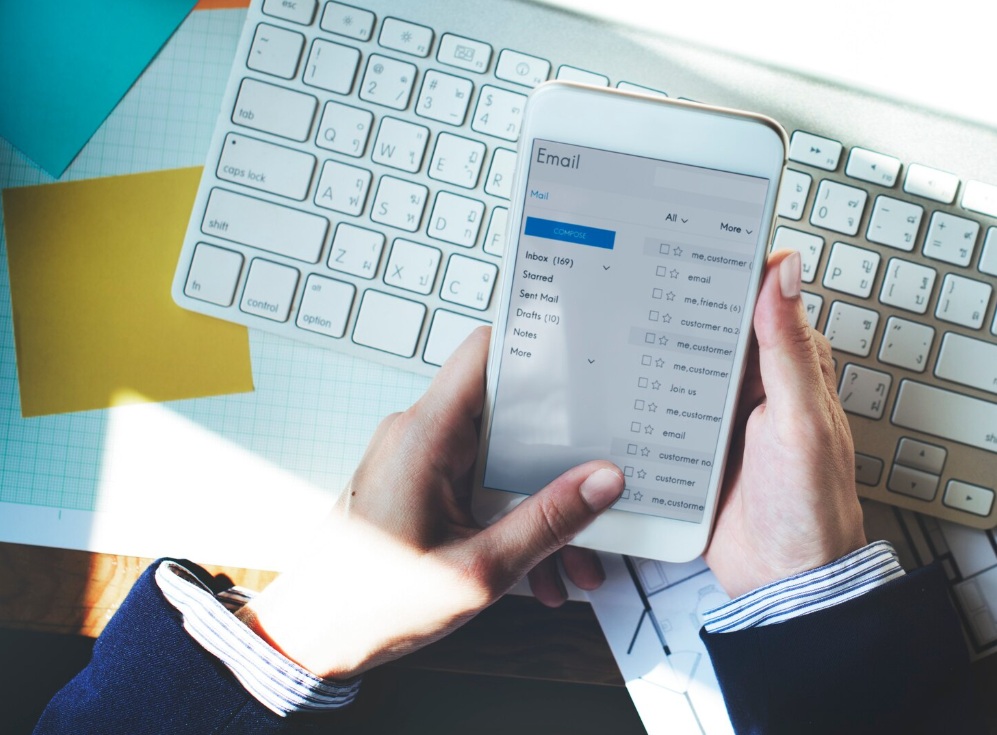 4 (+1) Steps to Build Your Email Marketing Strategy 2 Mail inbox on smartphone